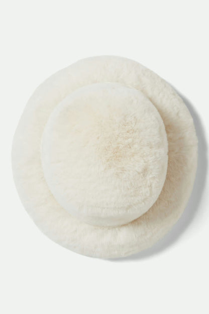 Vue du dessus du bob en fausse fourrure blanche ultra-douce