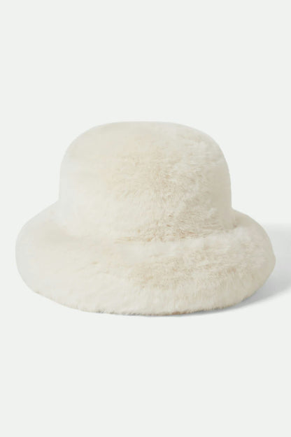 Vue de face du bob en fausse fourrure blanche ultra-douce