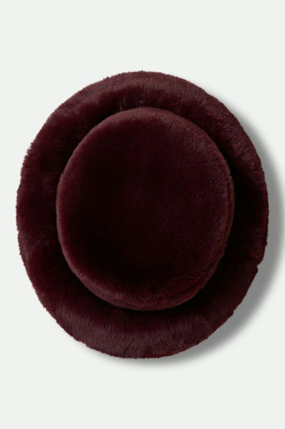 Vue du dessus du bob en fausse fourrure bordeaux ultra-douce