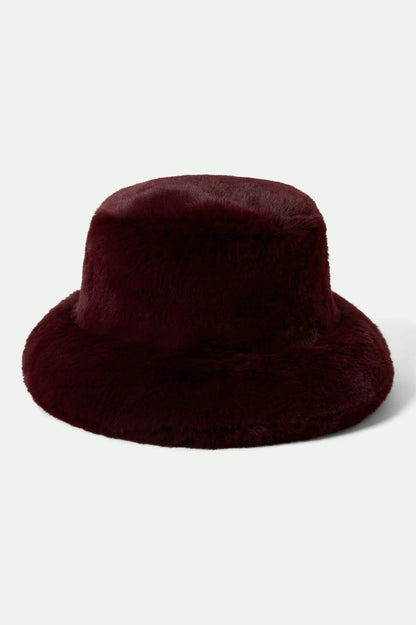 Vue de face du bob en fausse fourrure bordeaux ultra-douce
