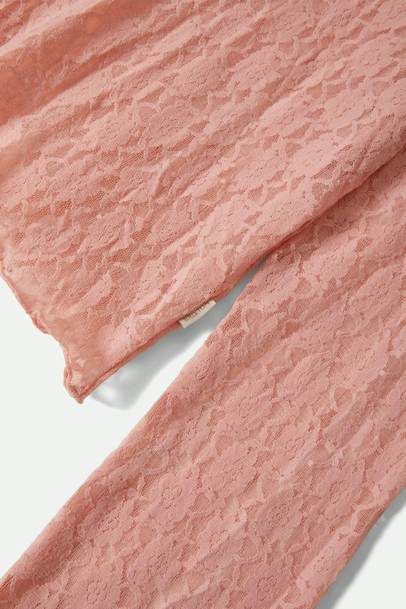 Détail du tissu en dentelle florale rose du haut Dolly – texture délicate