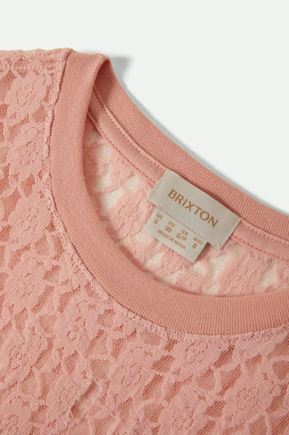 Gros plan sur l’encolure ronde du haut Dolly en dentelle rose – finition soignée