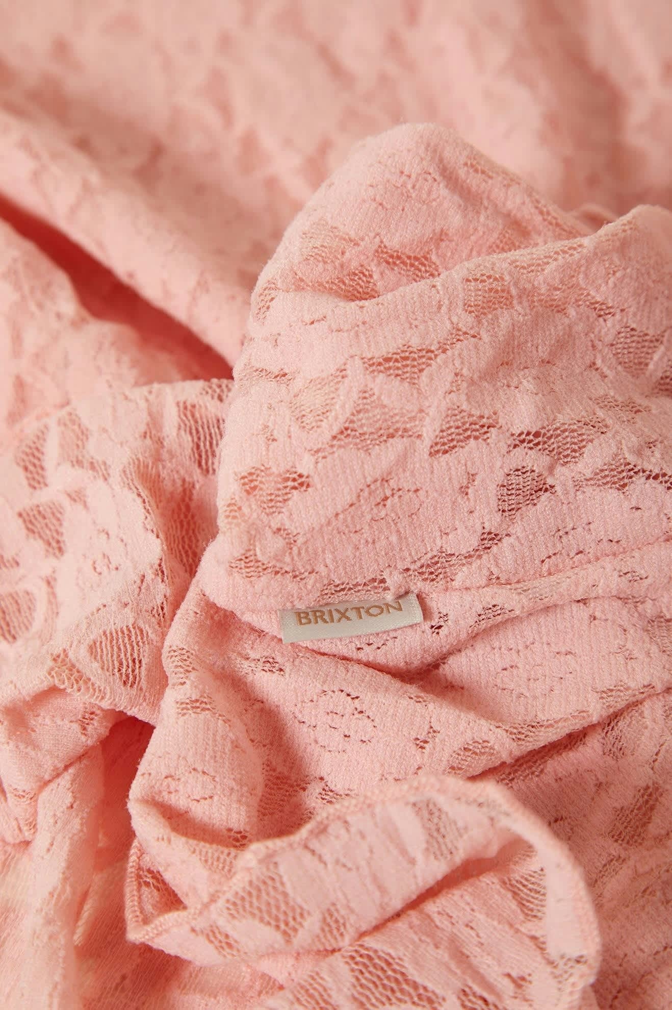 Étiquette Brixton sur le haut Dolly en dentelle rose – texture et finition
