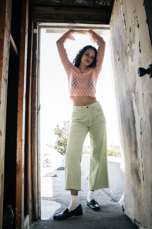 Haut Dolly en dentelle rose porté avec pantalon vert – style casual chic