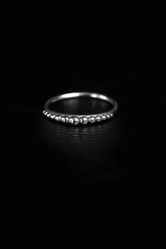 Bague Dots Argent en gros plan, petites billes décoratives et anneau fin minimaliste.