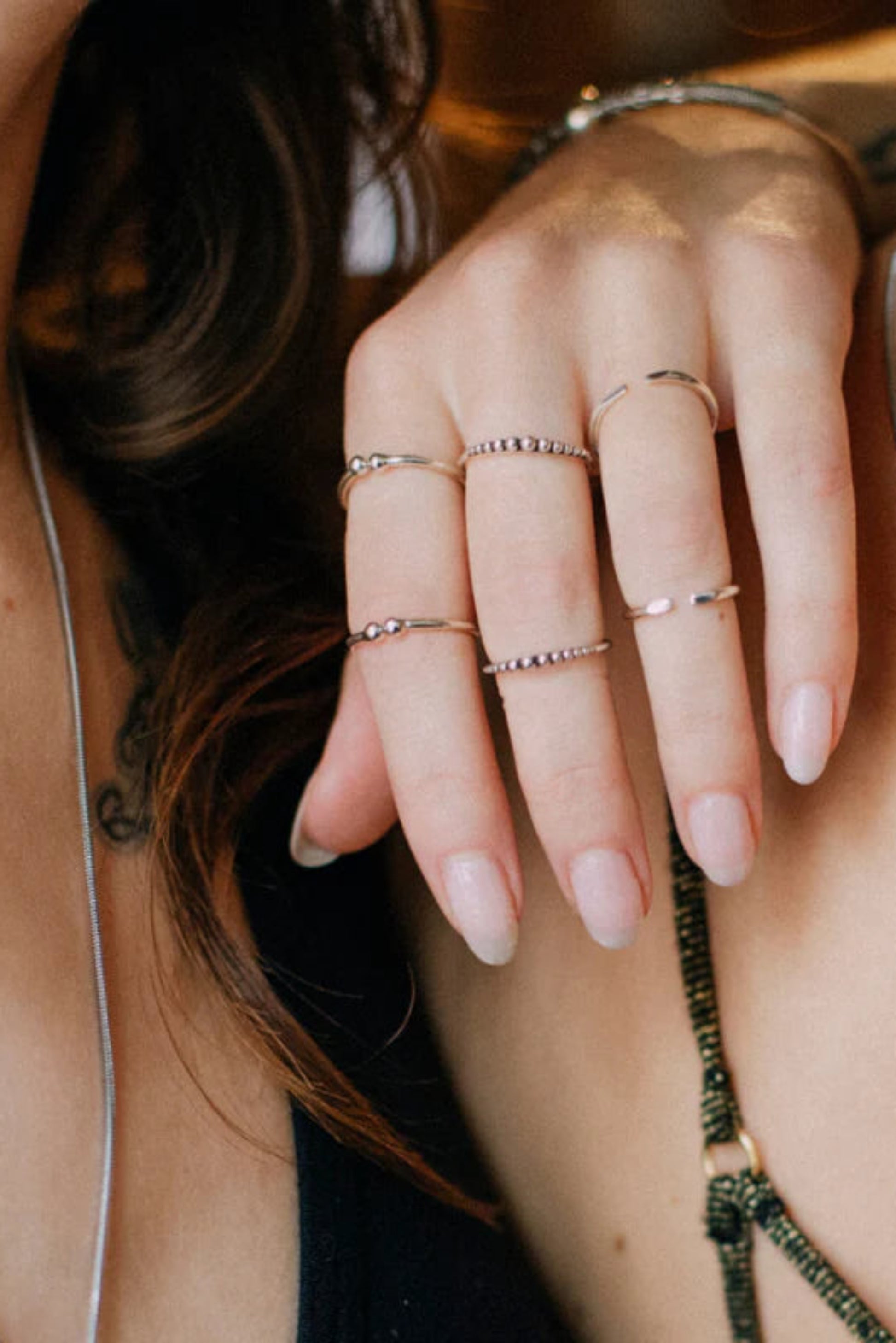 Bague Dots Argent portée avec d’autres bagues fines, détail perlé minimaliste en argent sterling 925.