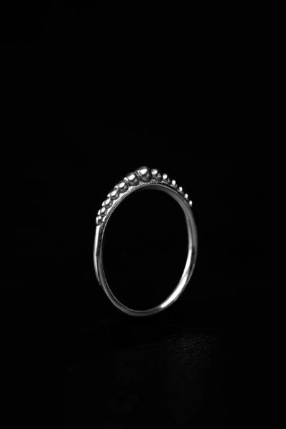 Bague Dots Argent présentée de trois quart, design délicat en argent sterling 925.