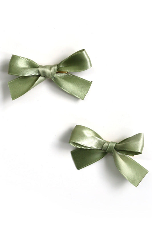Deux mini boucles en satin vert sauge, présentées à plat, vue de dessus.