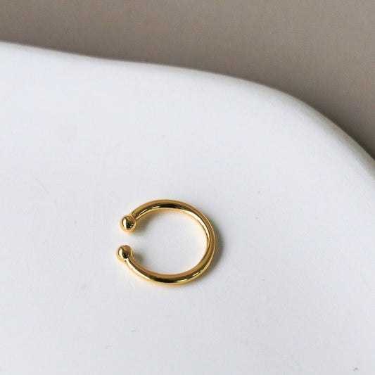 Ear cuff Basic Or vu de face – anneau ouvert minimaliste en argent plaqué or