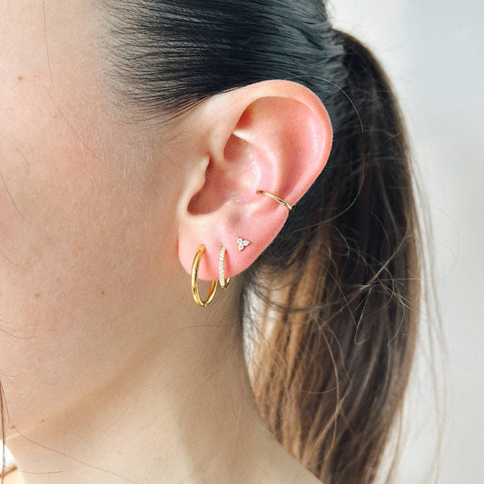 Ear cuff Basic Or porté avec plusieurs boucles – look doré tendance sans perçage