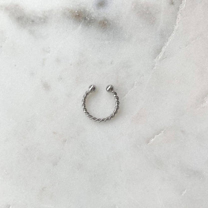 Ear cuff torsadé argent vu du dessus - Design torsadé en argent