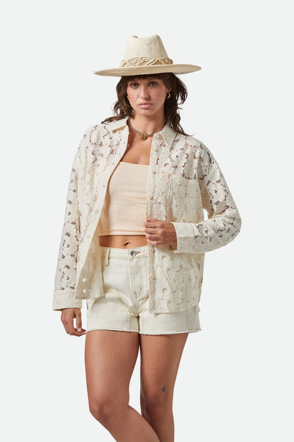 Chemise crème ajourée portée ouverte – look estival bohème