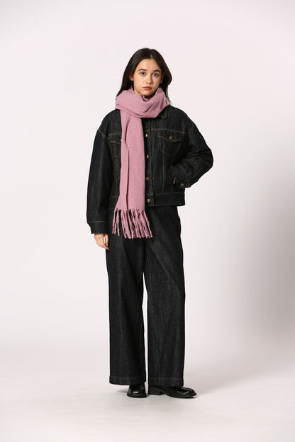 Écharpe Éléonore rose tendre portée sur un ensemble en jean bleu foncé, vue de face, longue et enveloppante