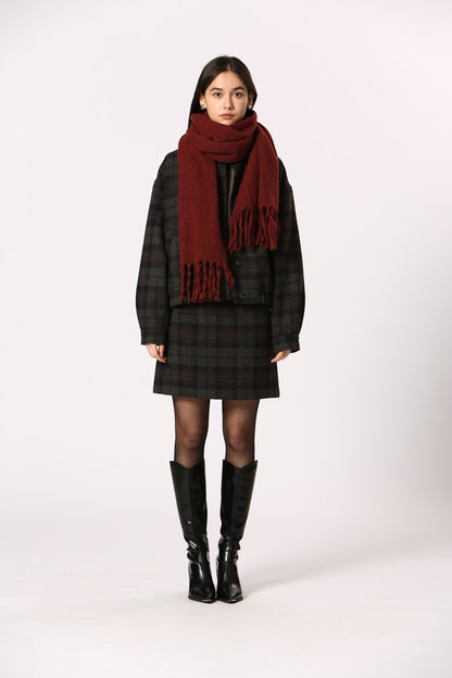 Écharpe Éléonore rouge portée, vue de face, avec franges