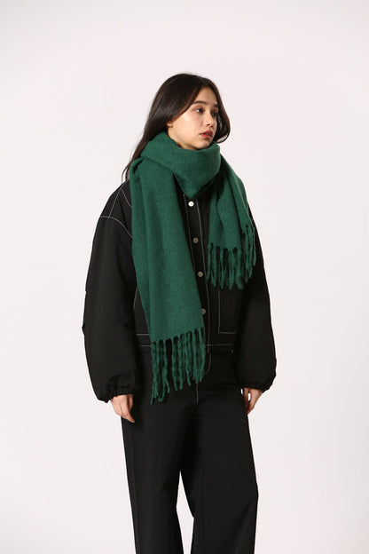 Écharpe Éléonore vert intense, vue de profil, franges visibles