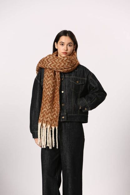Écharpe terracotta à motif chevron avec franges blanches, portée avec veste en denim