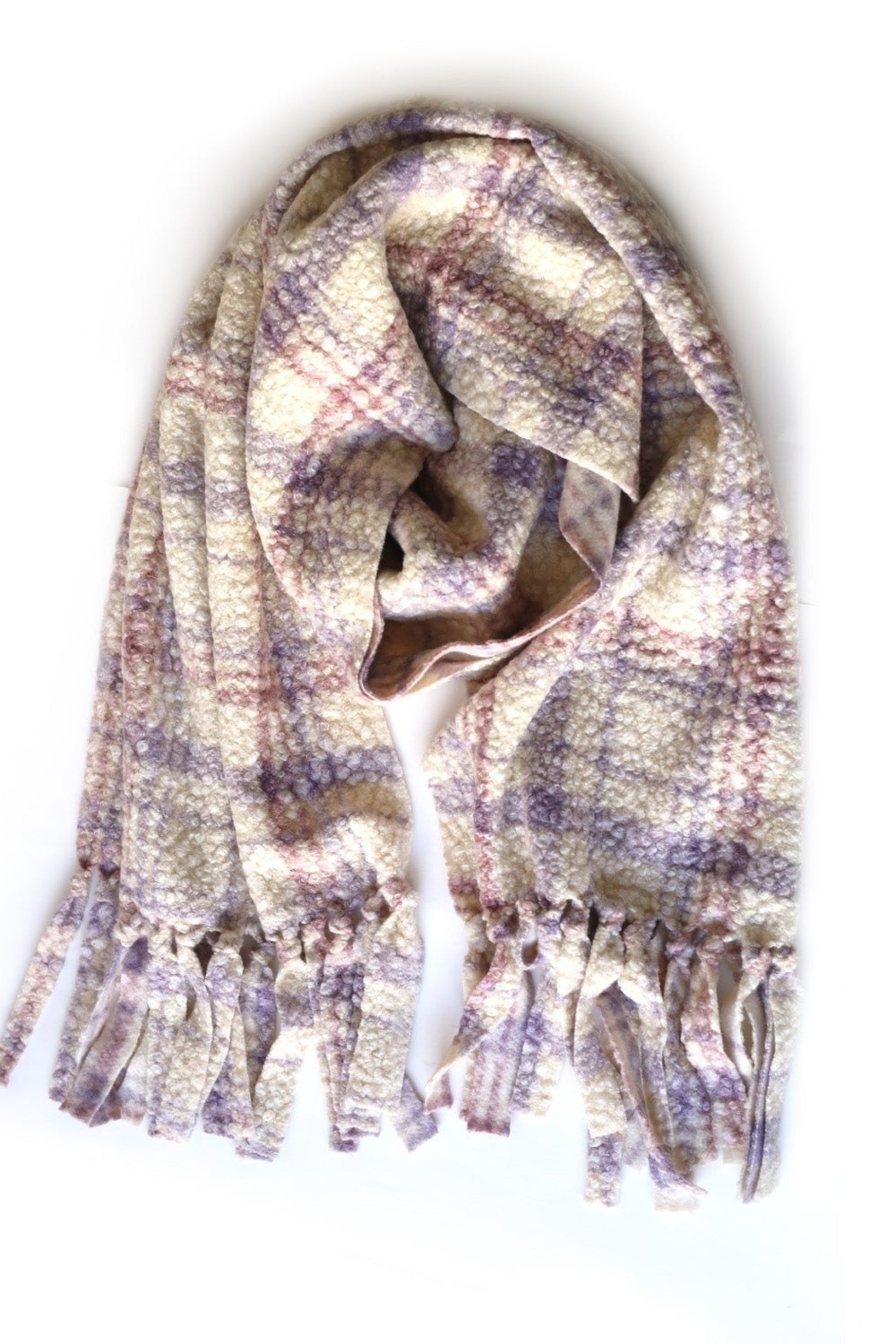 Écharpe en molleton bouclé crème, lilas et rose à franges vue à plat. 