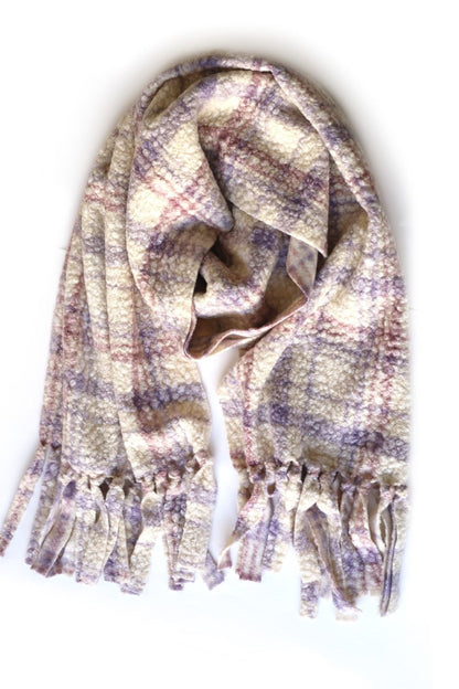 Écharpe en molleton bouclé crème, lilas et rose à franges vue à plat. 