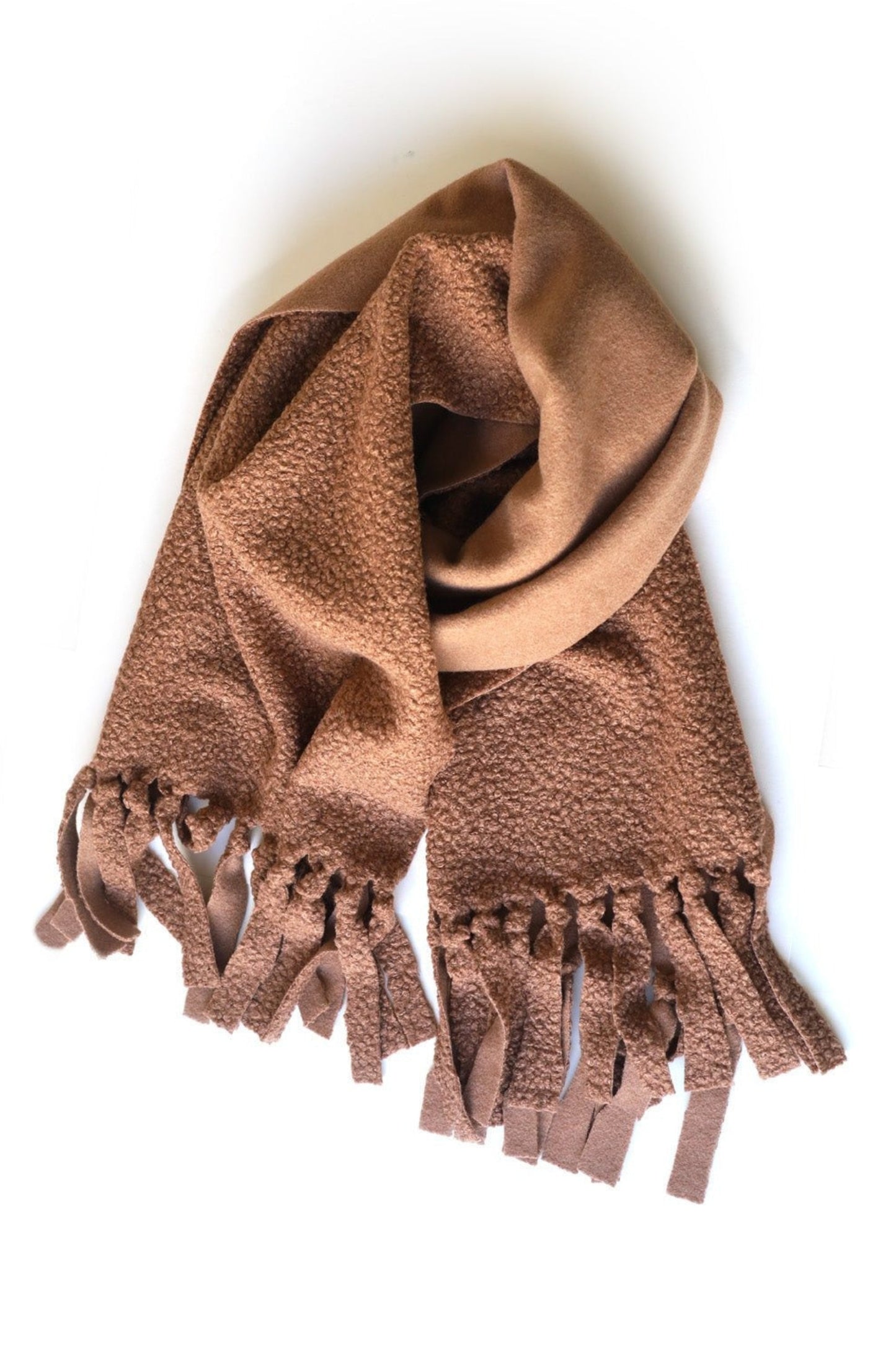 Écharpe en molleton bouclé camel à franges vue à plat