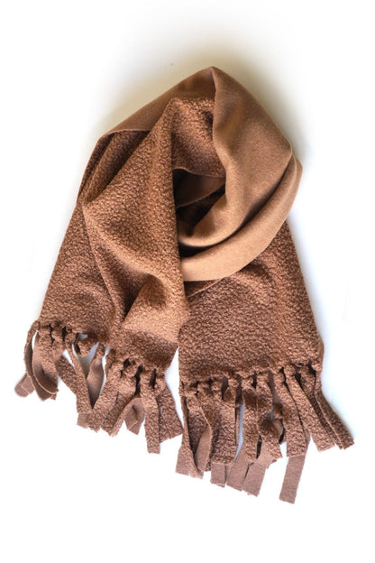 Écharpe en molleton bouclé camel à franges vue à plat