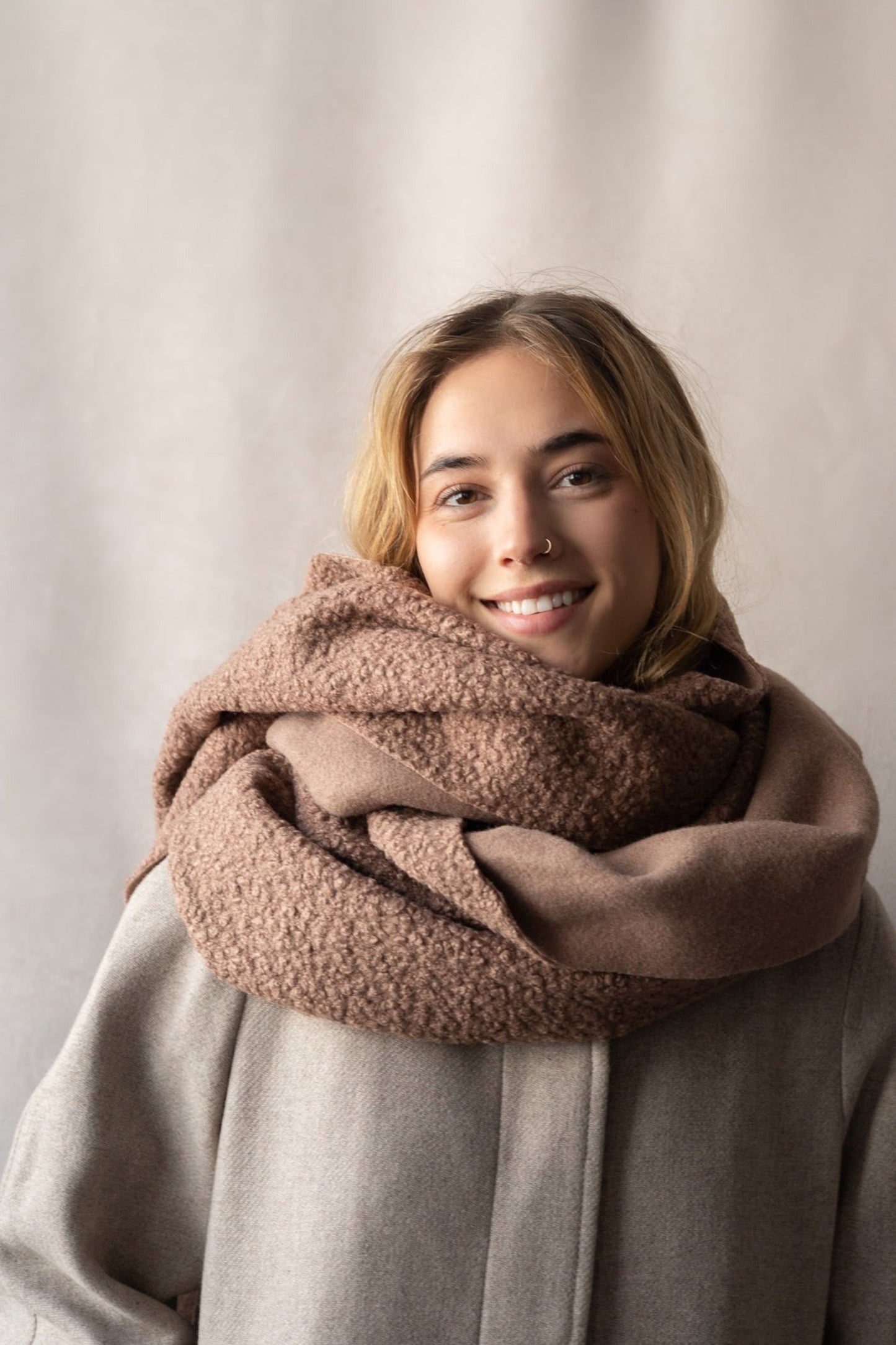 Détail de la texture bouclée de l’écharpe camel