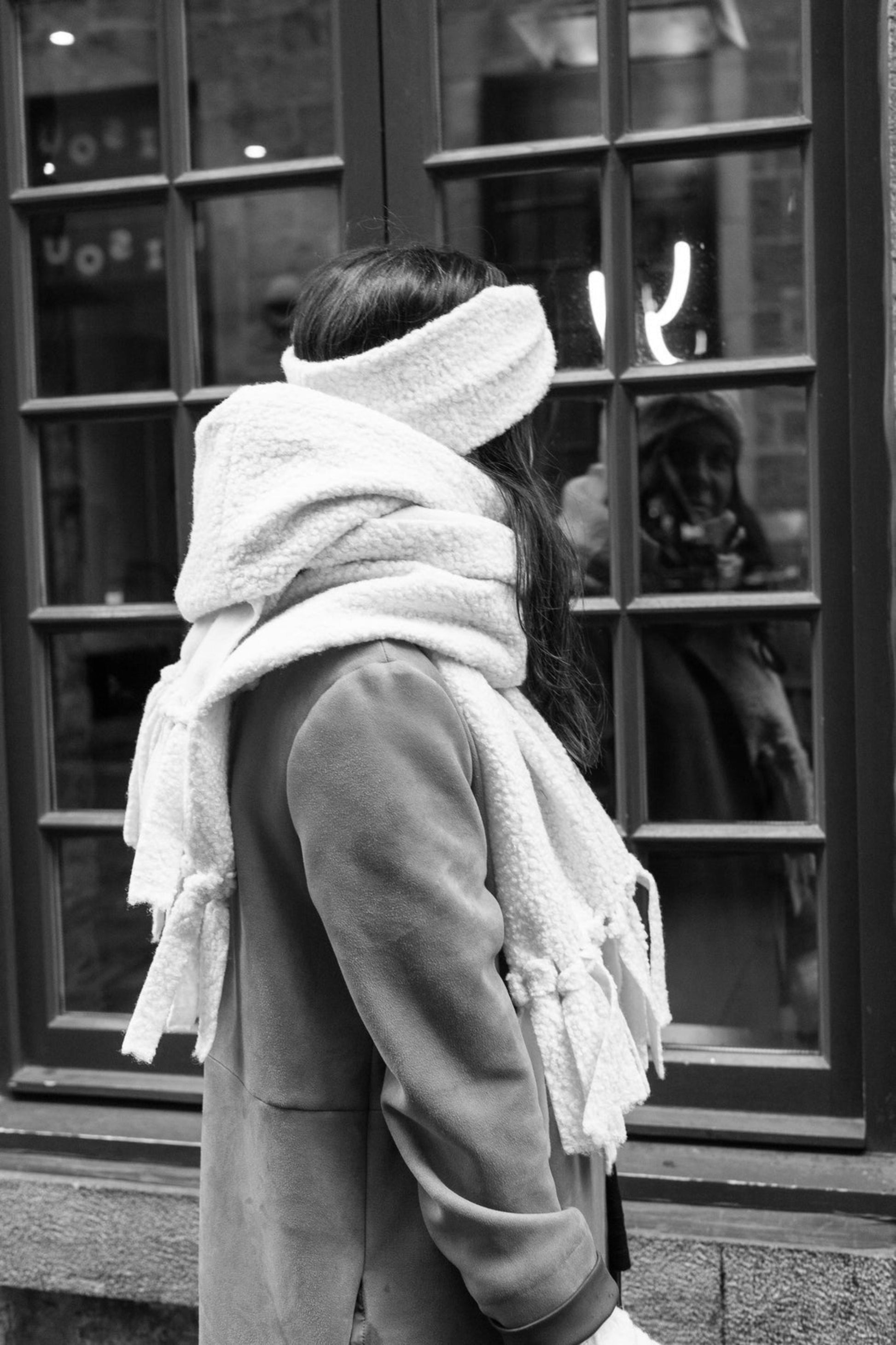 Écharpe portée avec manteau long, style hivernal chic