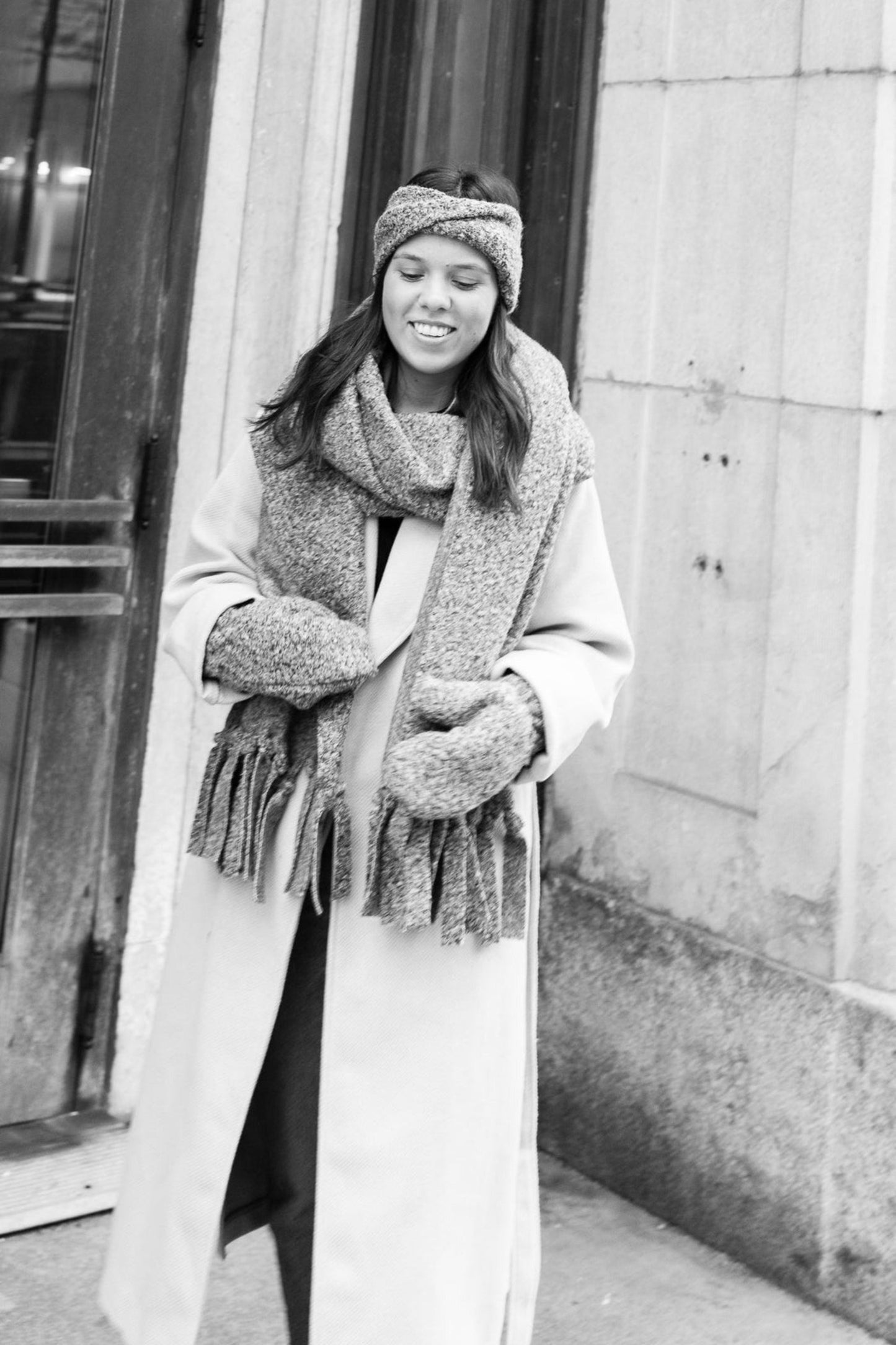 Modèle portant une écharpe en molleton beige avec bandeau assorti