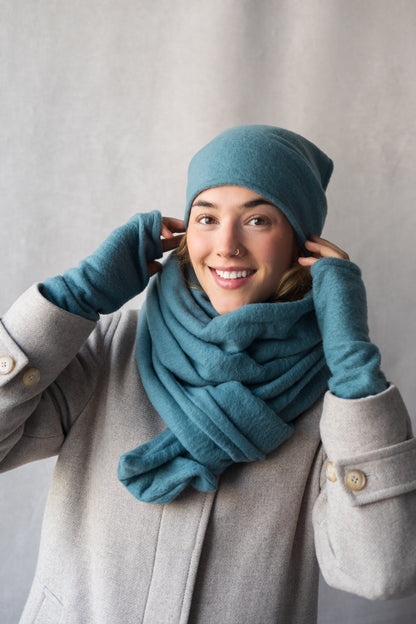 Écharpe ultra douce couleur vert portée