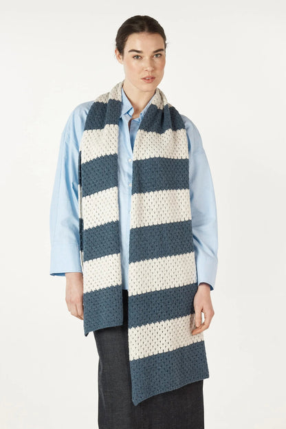 Vue avant de l’écharpe Mylène bleu et écru portée sur une chemise