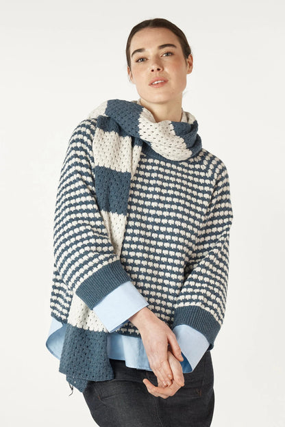 Vue avant de l’écharpe Mylène bleu et écru portée autour du cou avec texture ajourée