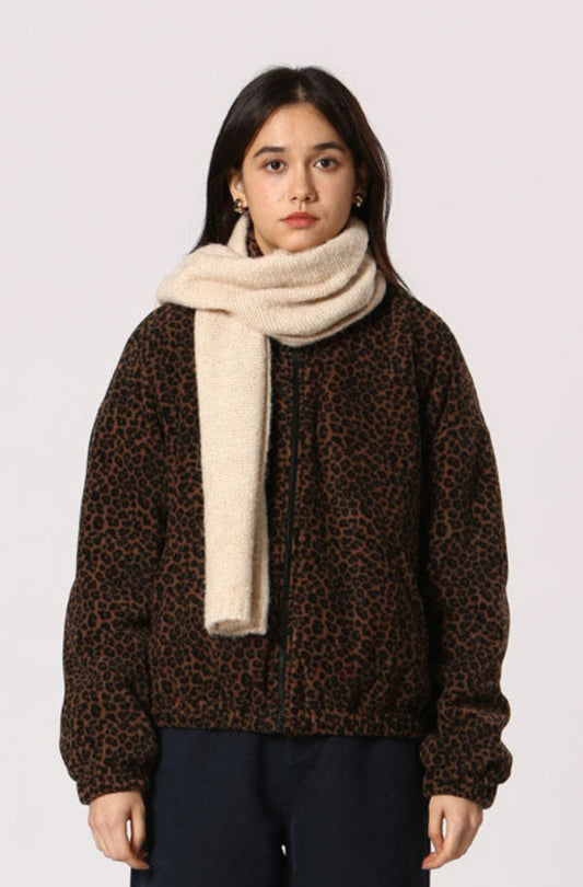Écharpe Karine beige portée avec manteau léopard – texture douce et chaude