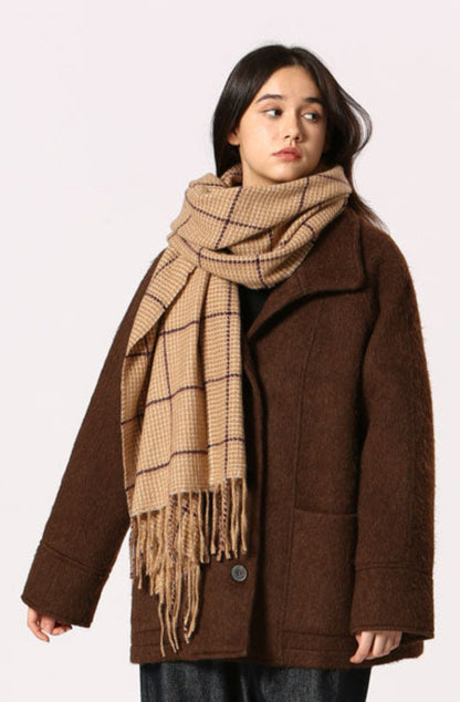 Écharpe Kate beige longue portée avec manteau brun + style chaud