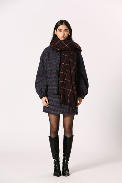 Femme portant l’écharpe Kate bordeaux longue avec veste à carreaux + look élégant