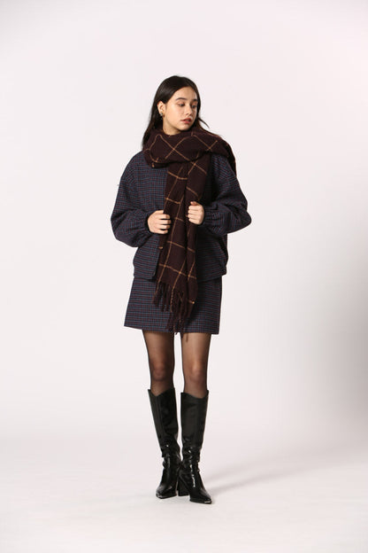  Écharpe Kate bordeaux associée à une jupe courte + look féminin