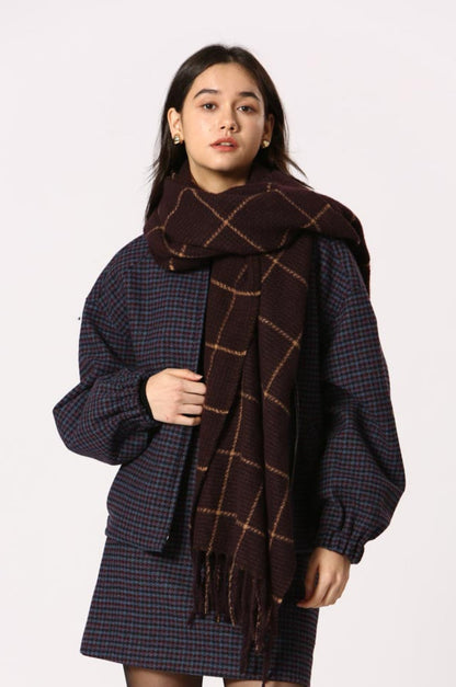  Écharpe Kate bordeaux portée sur veste à carreaux + style chic