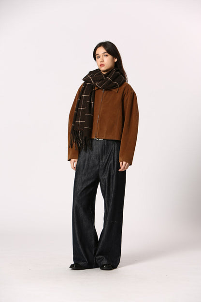 Écharpe Kate marron portée enroulée autour du cou + tenue décontractée