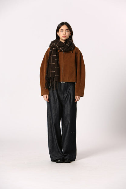 Femme portant l’écharpe Kate marron à carreaux avec veste camel + look automne