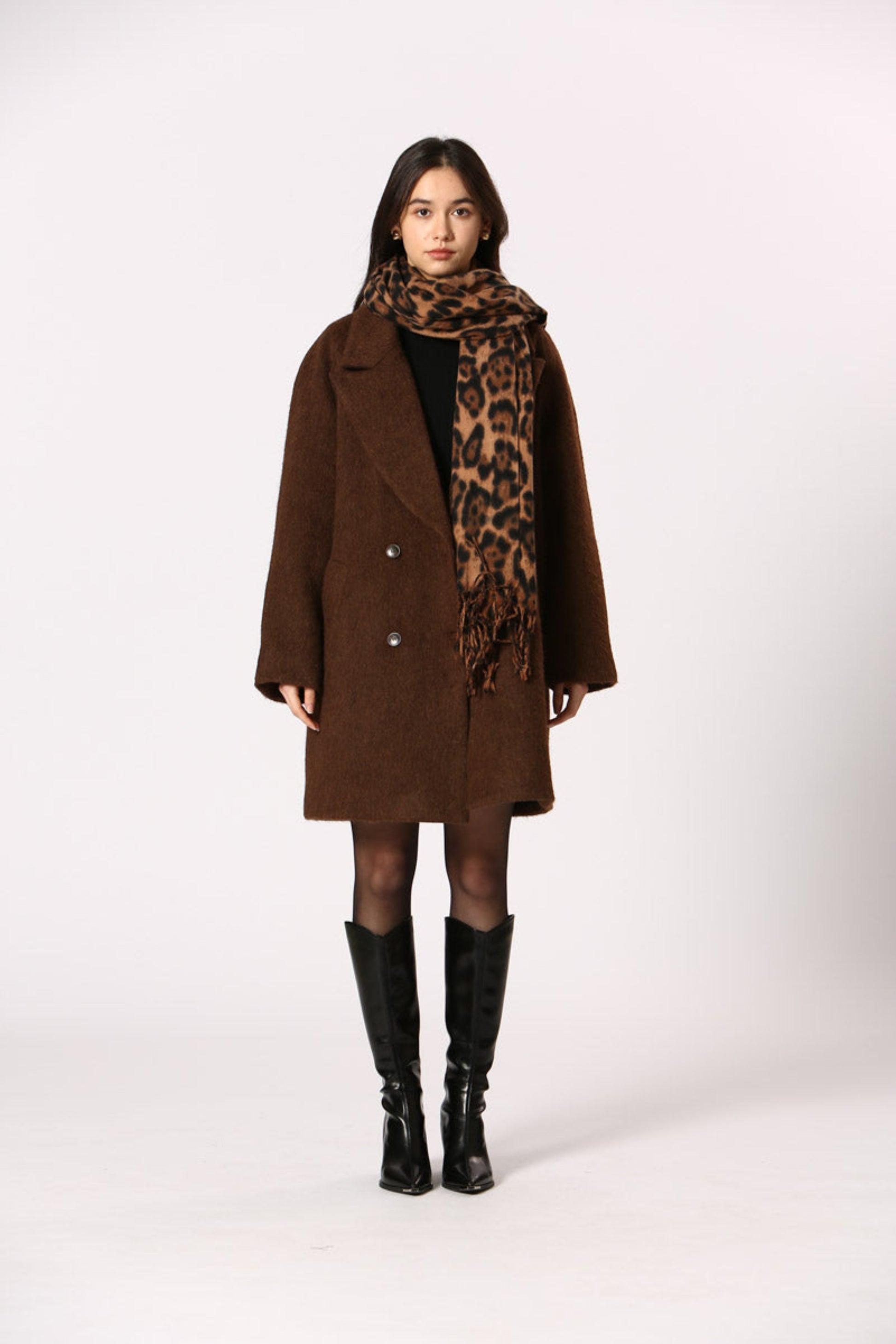 Écharpe Kylie brun léopard portée en frontal, look automne-hiver élégant