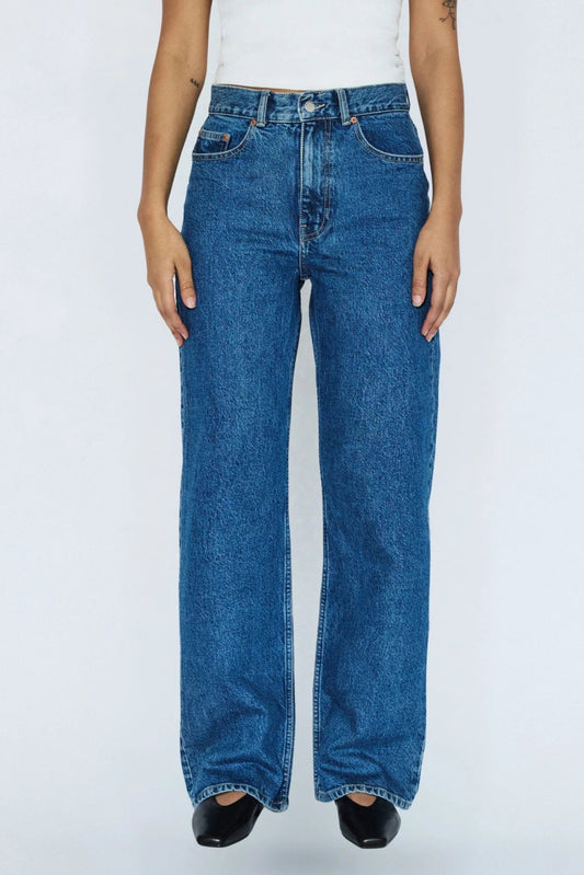 Détail avant du jeans Echo bleu denim rétro avec coupe taille haute, poches classiques et denim bleu vintage.