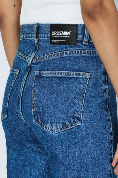 Détail du dos du jeans Echo bleu denim rétro avec poches arrière, étiquette et denim bleu moyen.
