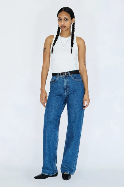 Jeans Echo bleu denim rétro porté de face avec taille haute, jambe droite et coupe regular fit.