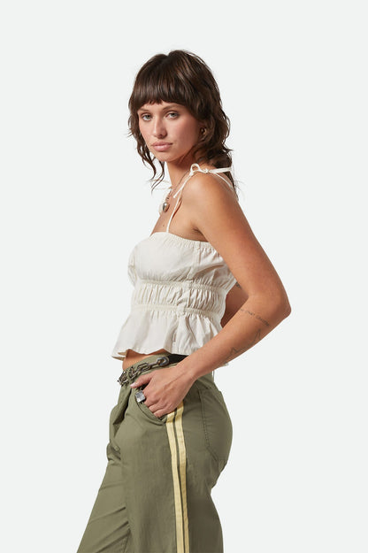 Vue de profil du haut smocké blanc cassé Eden – coupe flatteuse et élégante