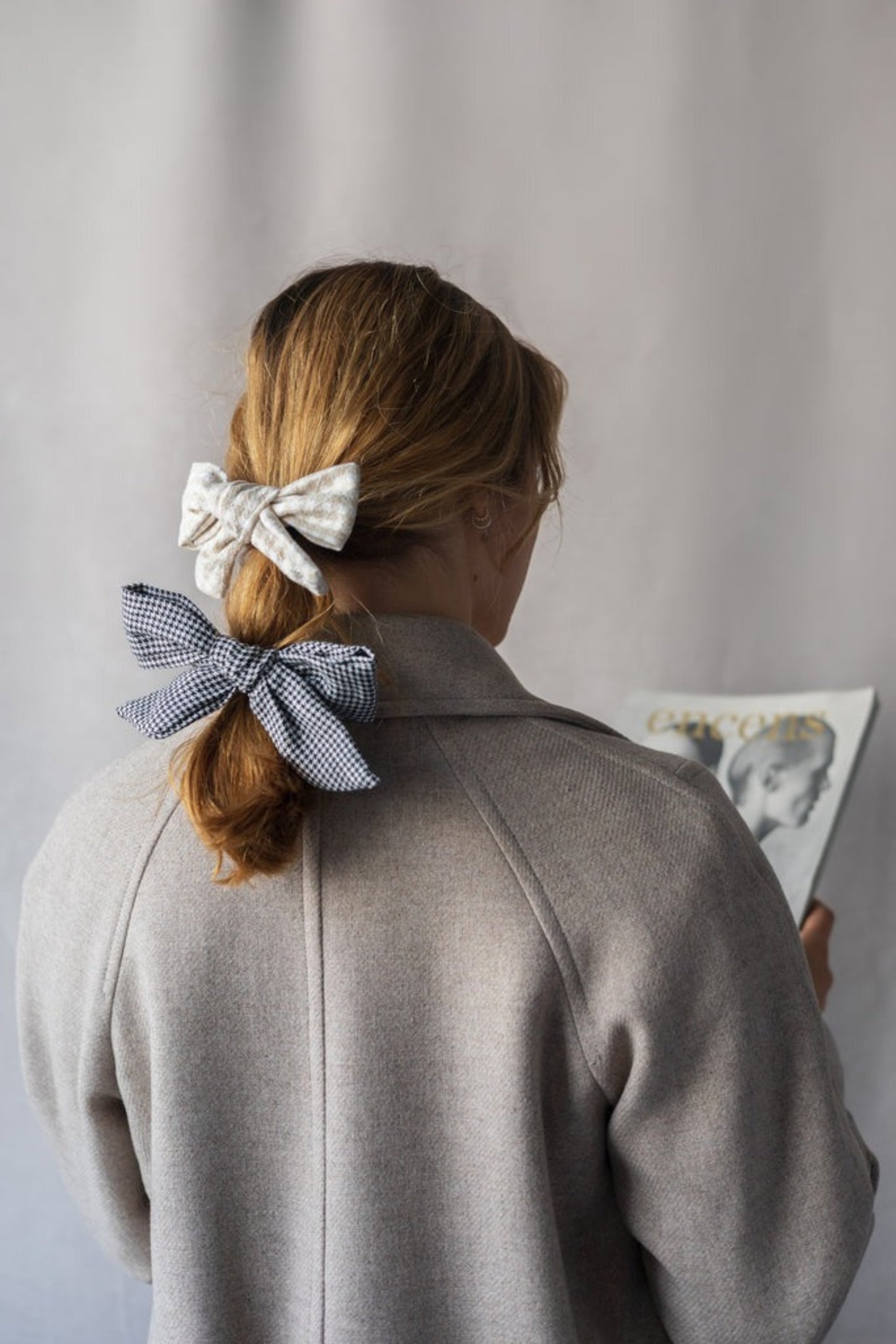 Nœud pied-de-poule porté sur cheveux attachés