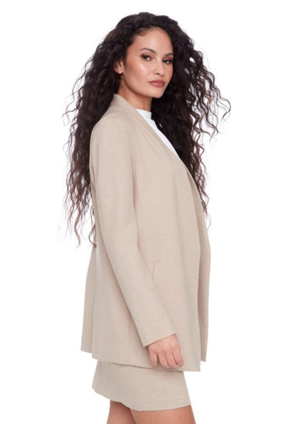 Ensemble blazer Nelly et jupe Nicky couleur avoine porté