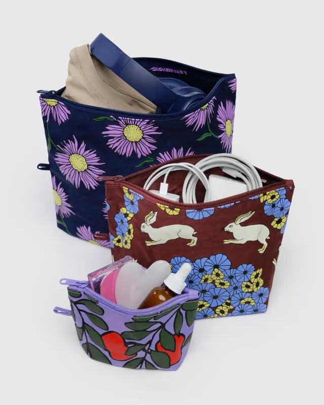 Ensemble de pochettes debout avec objets du quotidien à l’intérieur, montrant leur capacité et utilisation