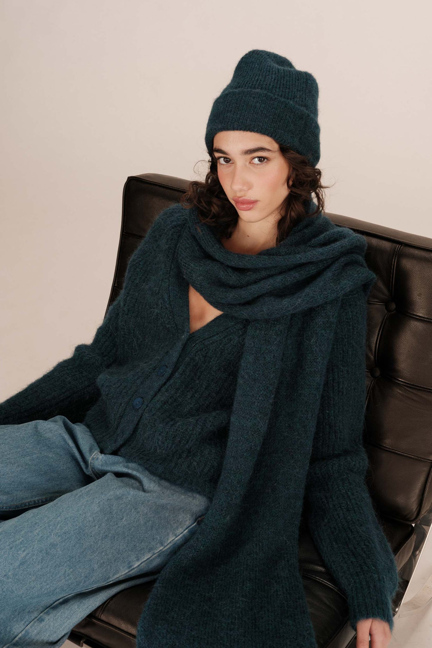 Ensemble porté avec bonnet et écharpe assortis - texture moelleuse couleur émeraude