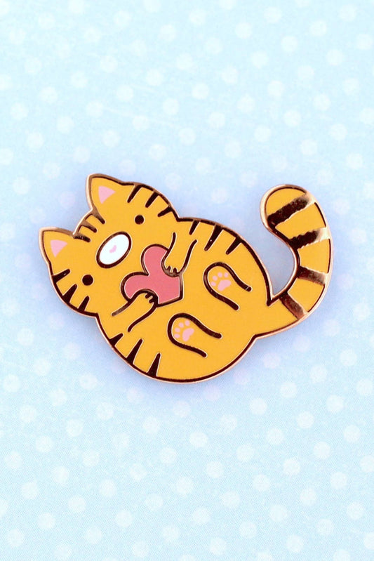  Gros plan sur l’épingle Chat Câlin jaune – émail dur plaqué nickel noir