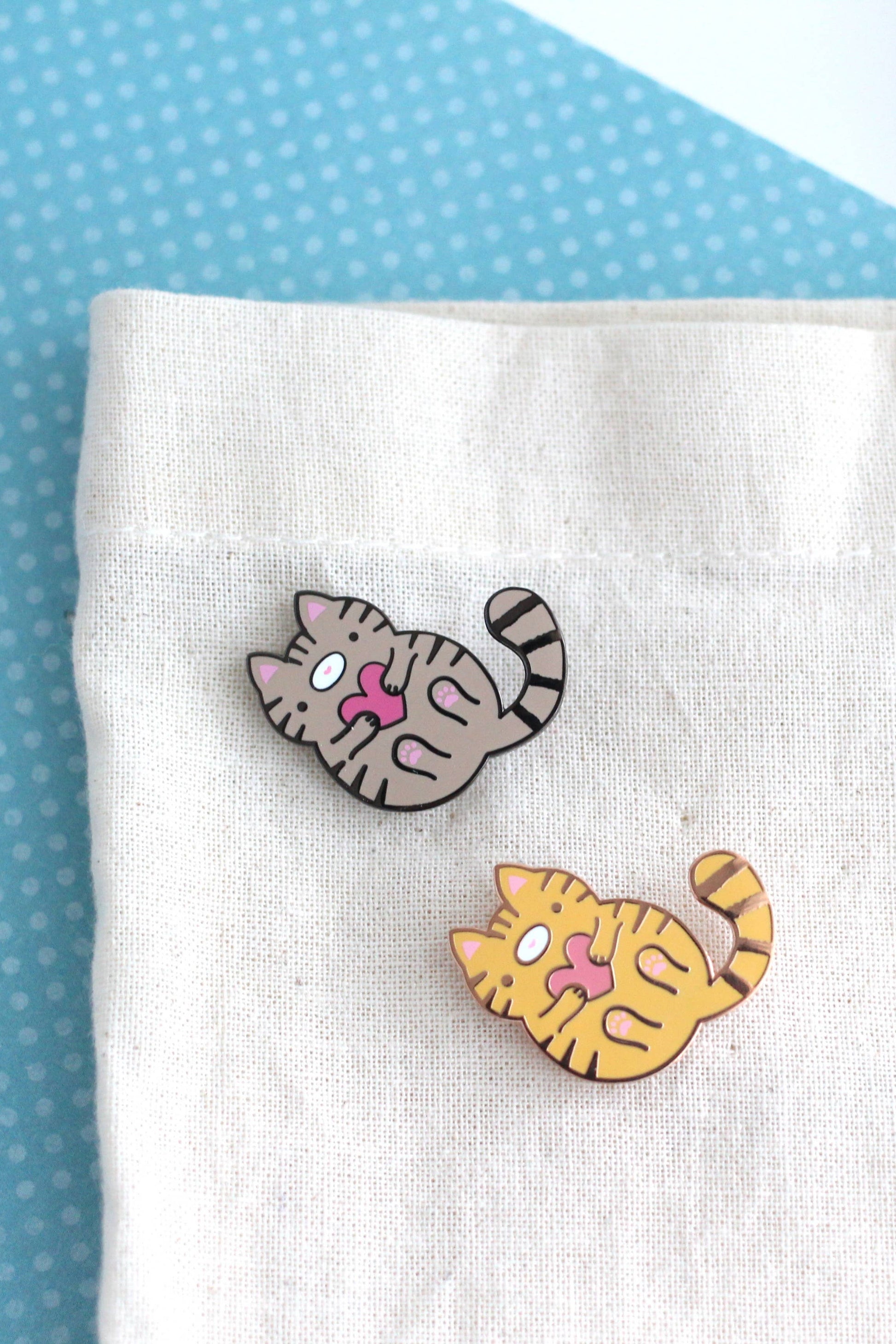 Épingles Chat Câlin jaune et grise sur sac en tissu – broches mignonnes en émail dur