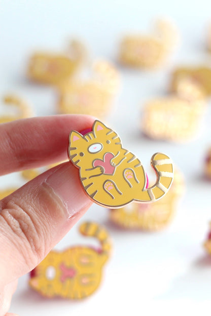 Épingle Chat Câlin tenue en main – chat jaune rayé avec cœur rose