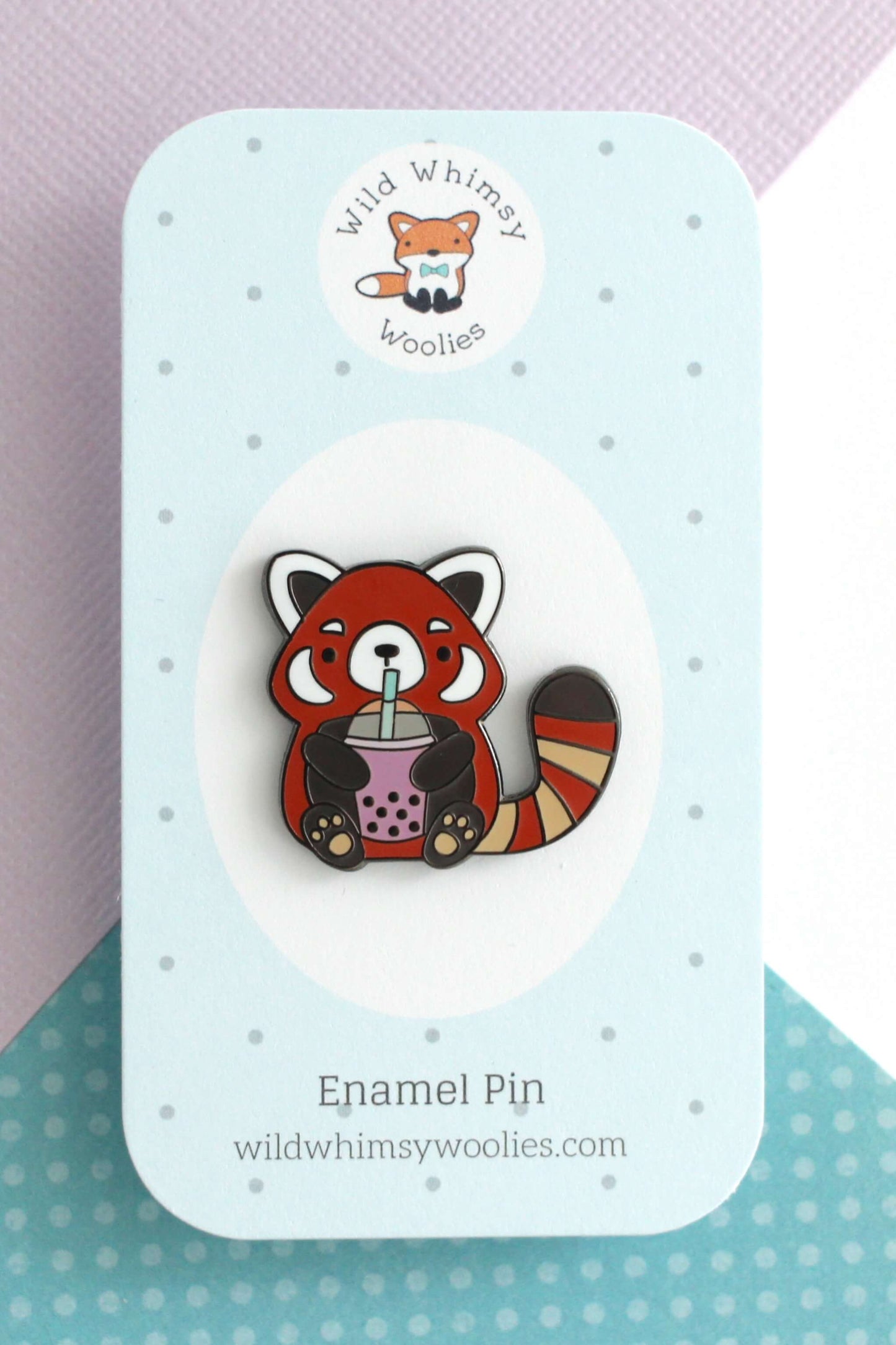 Épingle émaillée Panda Roux présentée sur carte Wild Whimsy Woolies
